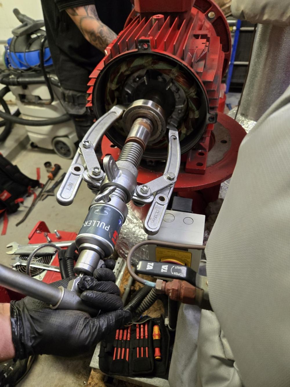 For these systems to work properly, both the pumps and their chambers must be kept clean.